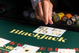 Dealer indoslot membagikan kartu Kembang Kempis dari studio multi-kamera